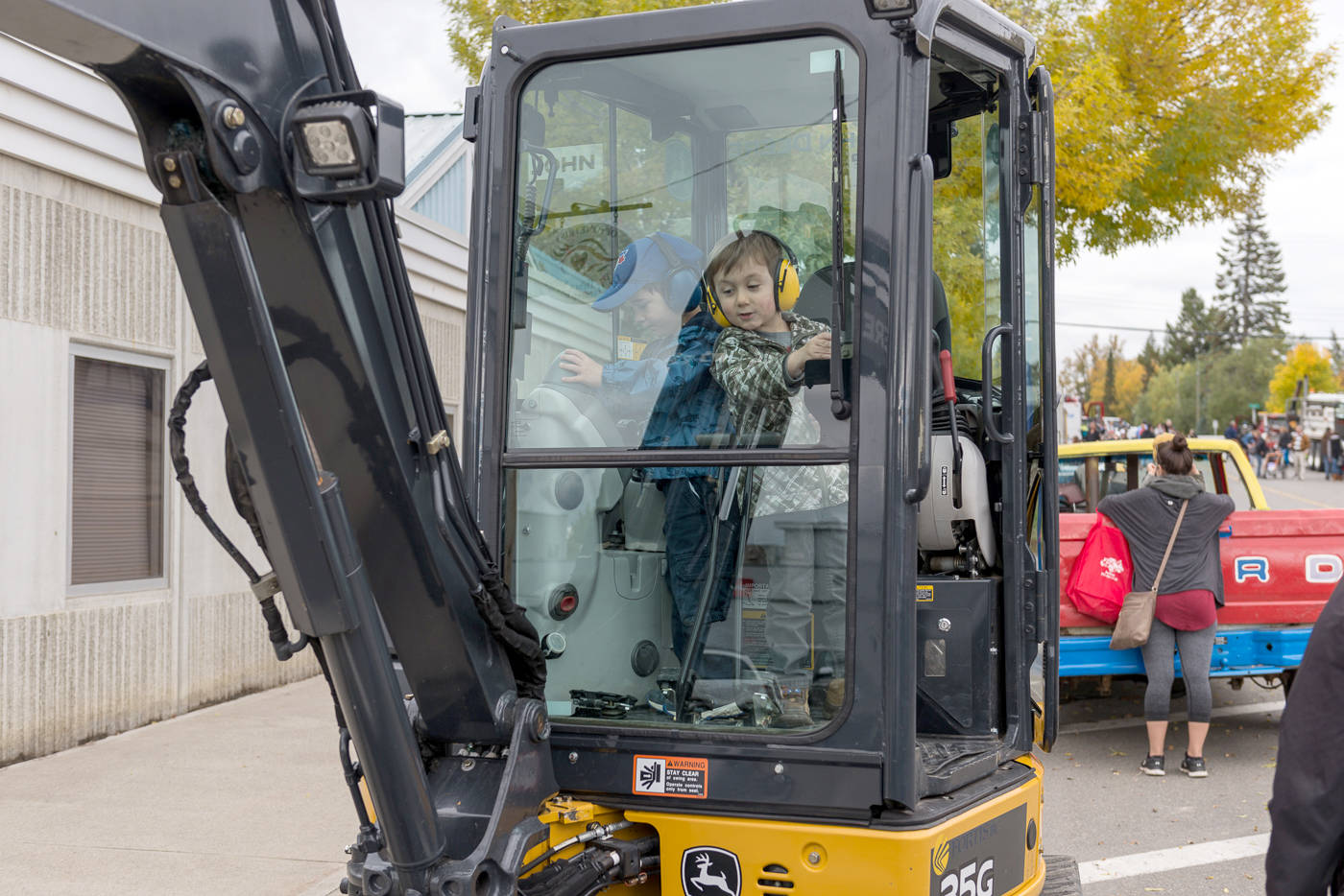 8742308_web1_171004-QCO-Touch-a-truck-photopage_10