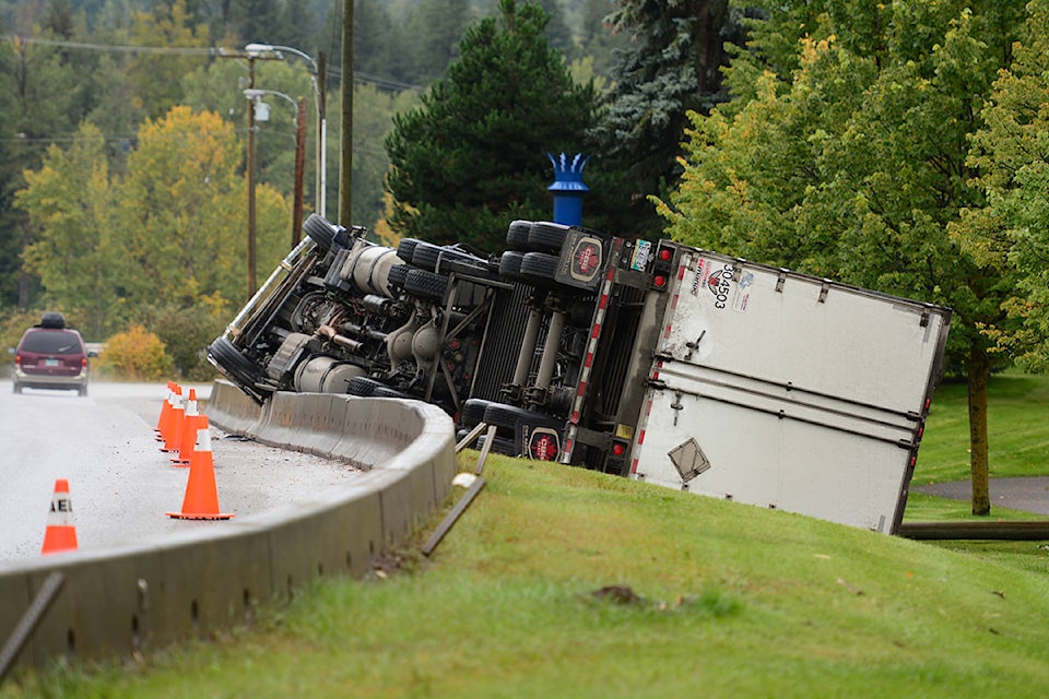 13566919_web1_copy_190919-QCO-truck-overturned_2