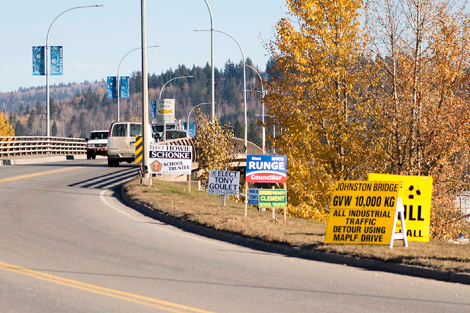 13973649_web1_QuesnelElectionSigns_3