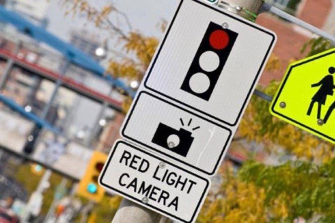 16756132_web1_180808-VMS-a-red-light-camera