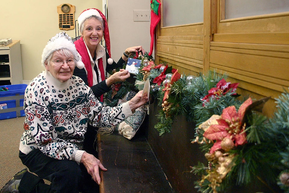 16947715_web1_181116-QCO-senior-secret-santa_1