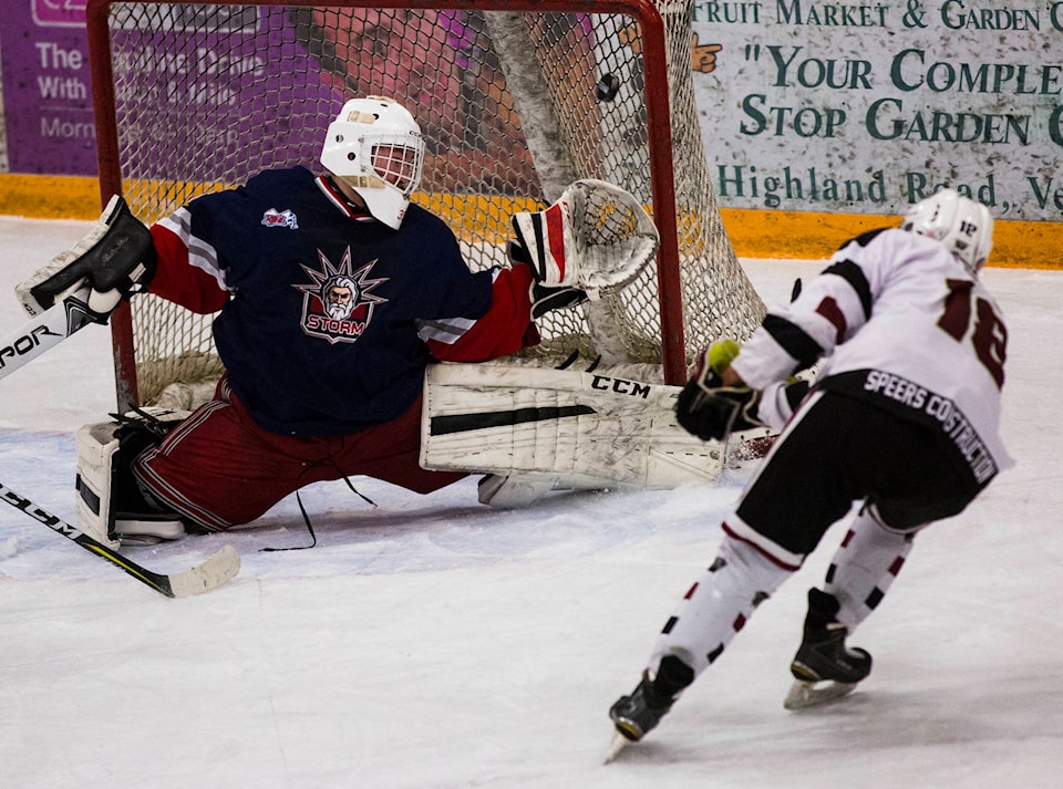 17666340_web1_180223-RTR-grizzlies-kelowna-game1-32