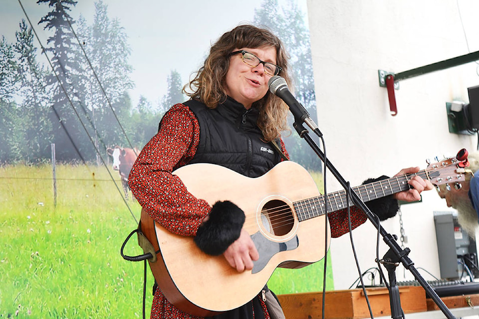 Ali McCormick performs at the Quesnel Farmers’ Market Saturday, Aug. 31. Lindsay Chung photos