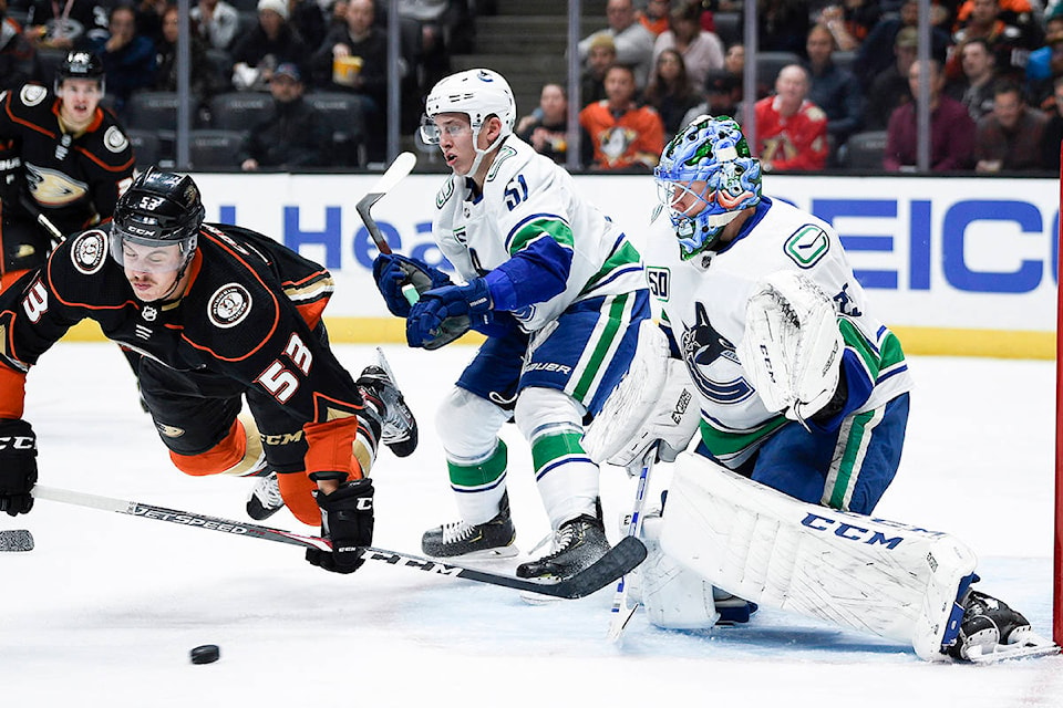 19213911_web1_191101-IFD-Canucks-Ducks