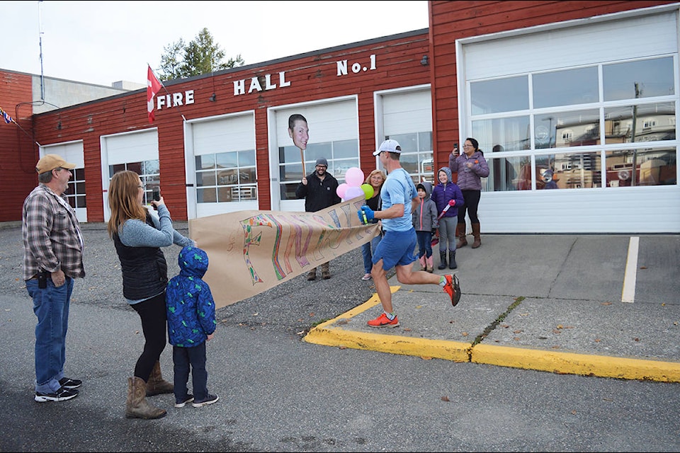 Jeff Malin nears the finish line Sunday, Oct. 11 in downtown Quesnel. (Lindsay Chung Photo - Quesnel Cariboo Observer)