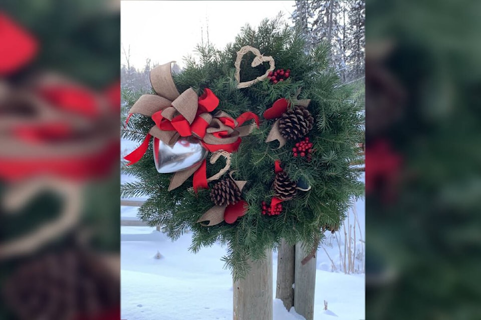 27720995_web1_220104-QCO-HospiceWreaths-wreath-auction_1
