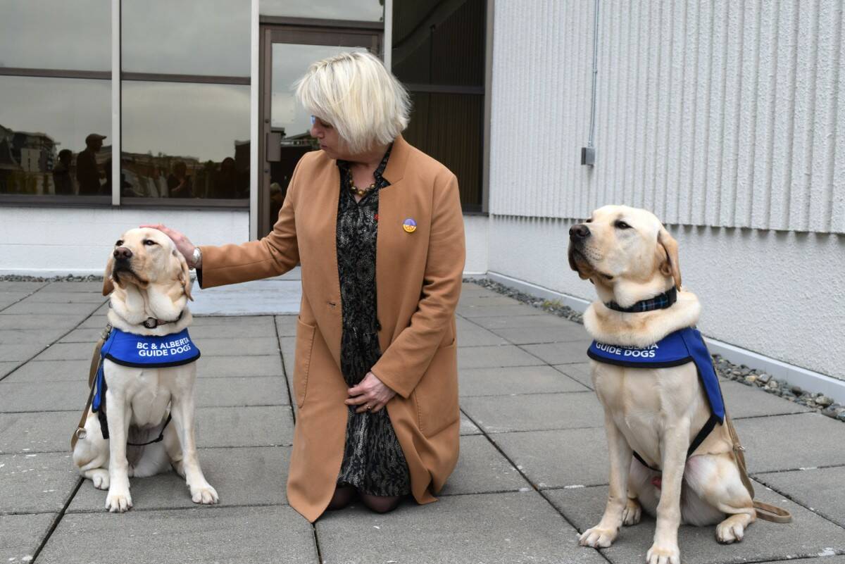 28873178_web1_220420-VNE-BonnieHenry-GuideDogs-photo_2