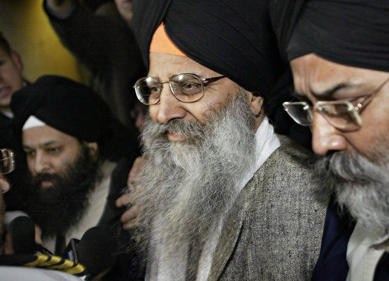 Ripudaman Singh Malik (centre) leaves B.C. Supreme Court in Vancouver, B.C. with his supporters after he was found not guilty in the bombing of an Air India flight 182 in 1985, Wednesday March 16, 2005. Sources say Malik was killed shooting in Surrey, B.C. THE CANADIAN PRESS/ Richard Lam