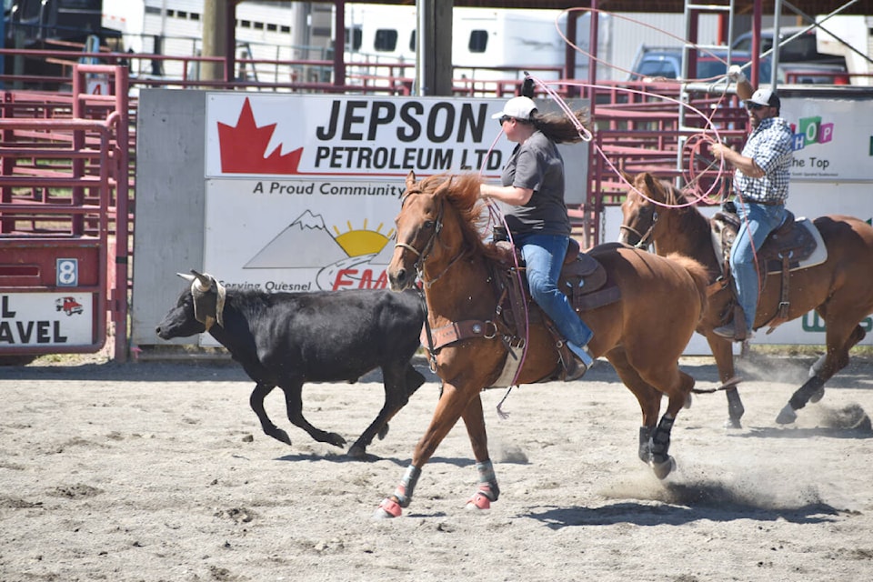 29864740_web1_220727-QCO-TeamRopingFundraiser-team-roping_1