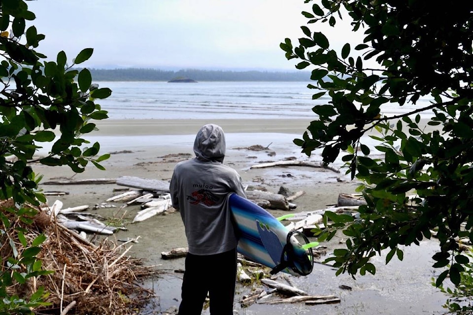 Ivan Wells Jr. checks the waves from outside Mułaa headquarters. (Nora O’Malley photo)