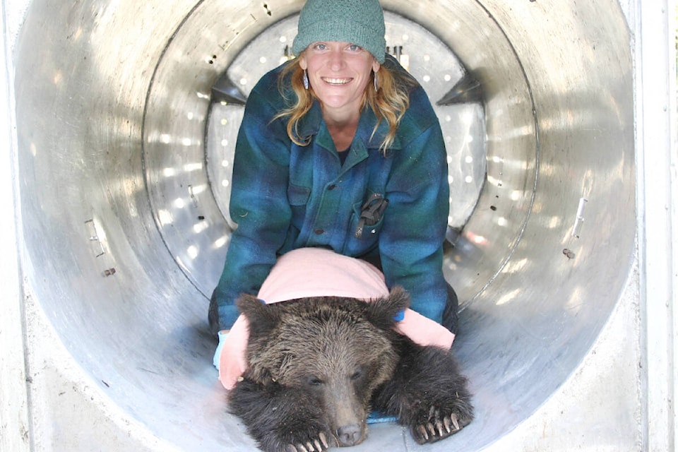 30844717_web1_221102-QCO-BearSafetyWorkshop-Gillian-Sanders-Grizzly-Bear-Solutions_1
