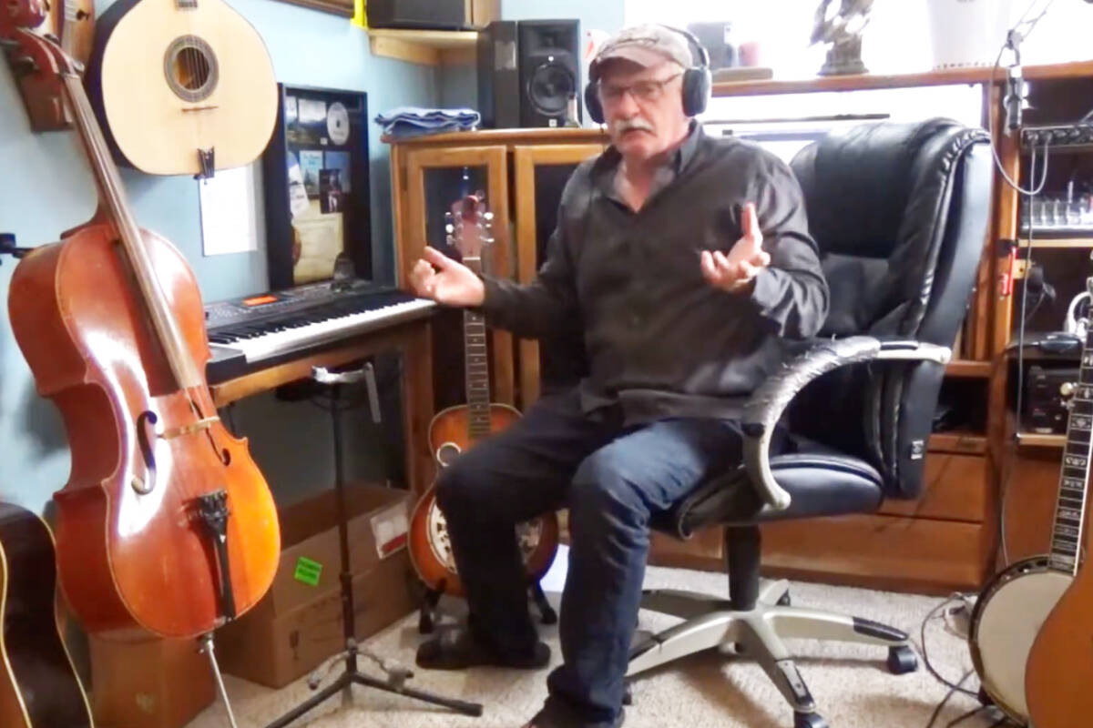 33843707_web1_230913-QCO-Brad-Strang-musician_3