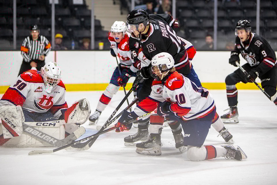 cohen-poulin-preseason-shot-against-lethbridge