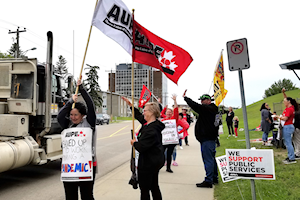 AUPE members rally outside Red Deer hospital