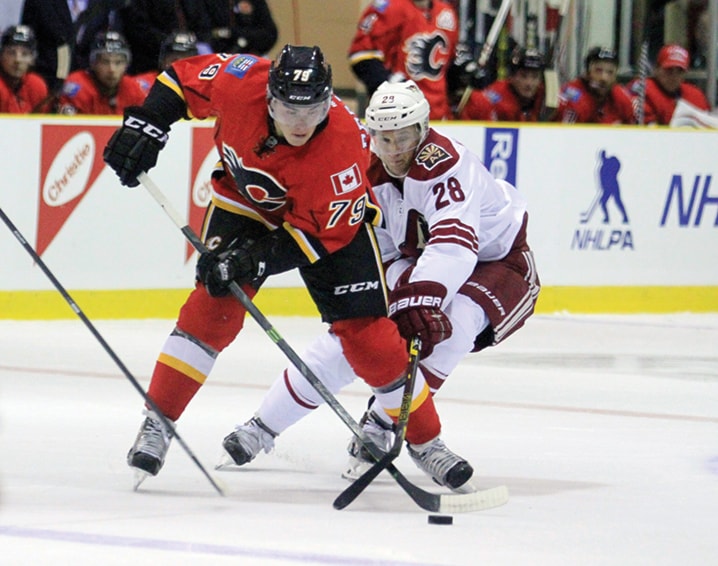 B01-Coyotes-Flames-hockeyville