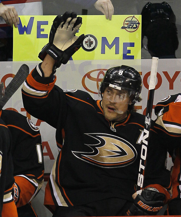 Anaheim s Teemu Selanne returns to cheers in Winnipeg Red Deer