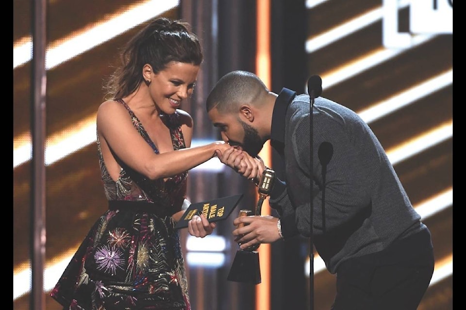 web1_170522-RDA-M-170523-RDA-ENT-Drake-Billboard-awards