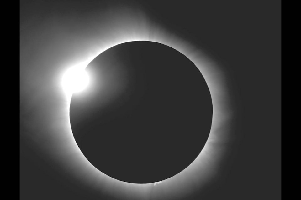 8098564_web1_170814-RDA-M-170815-RDA-LIFE-eclipse