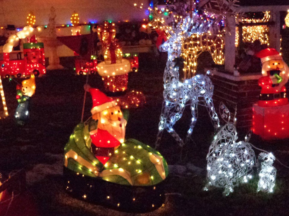 9252475_web1_christmas-lights-lawn-ornaments-2