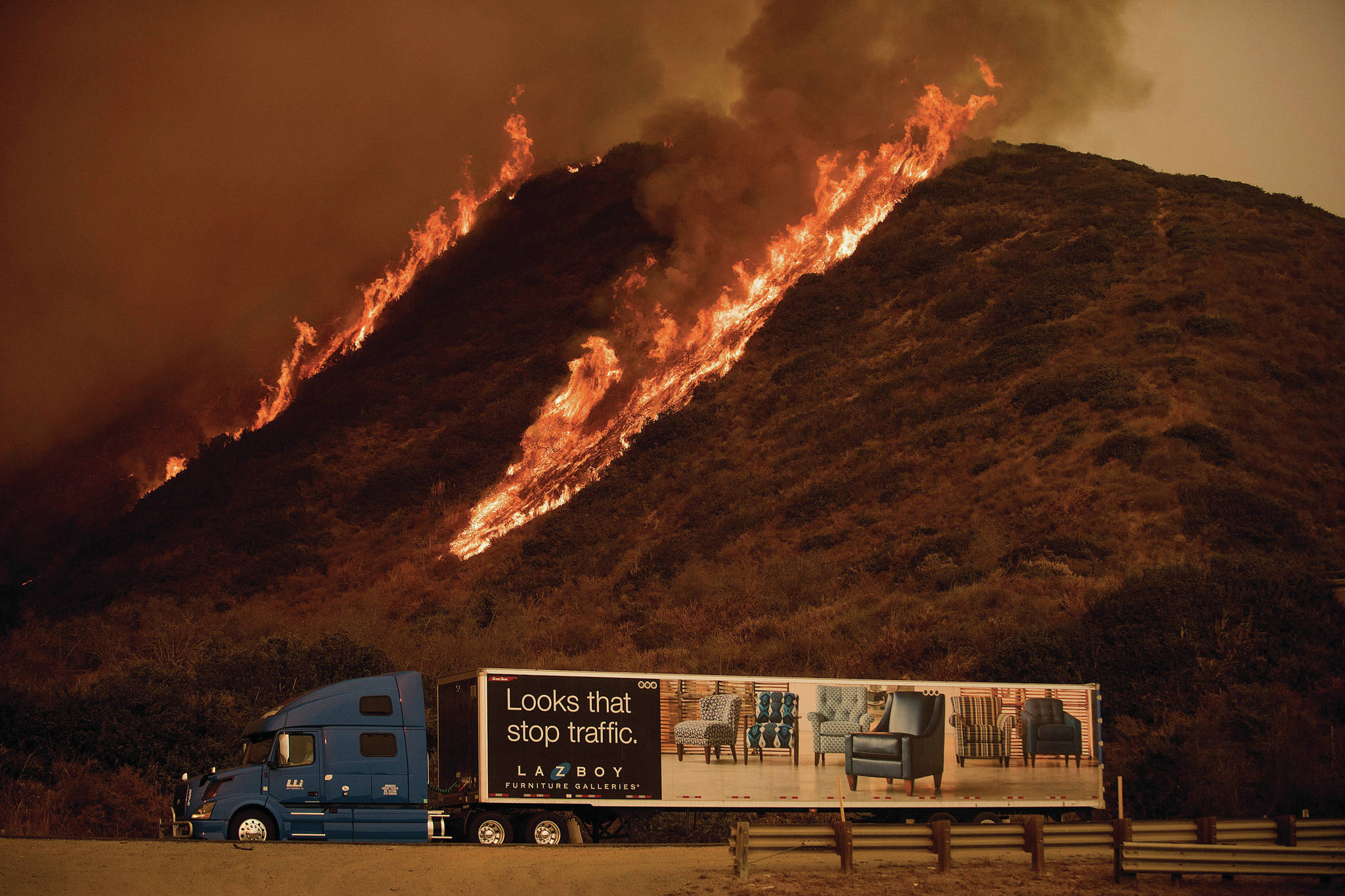 9698191_web1_171207-RDA-World-California-Wildfires-PIC