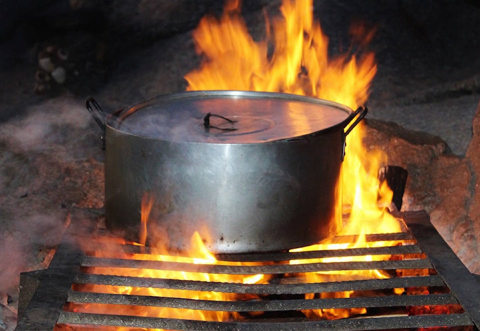 10221179_web1__absolutely_free_photos_original_photos_cooking-pot-fire-3936x2715_91302-2