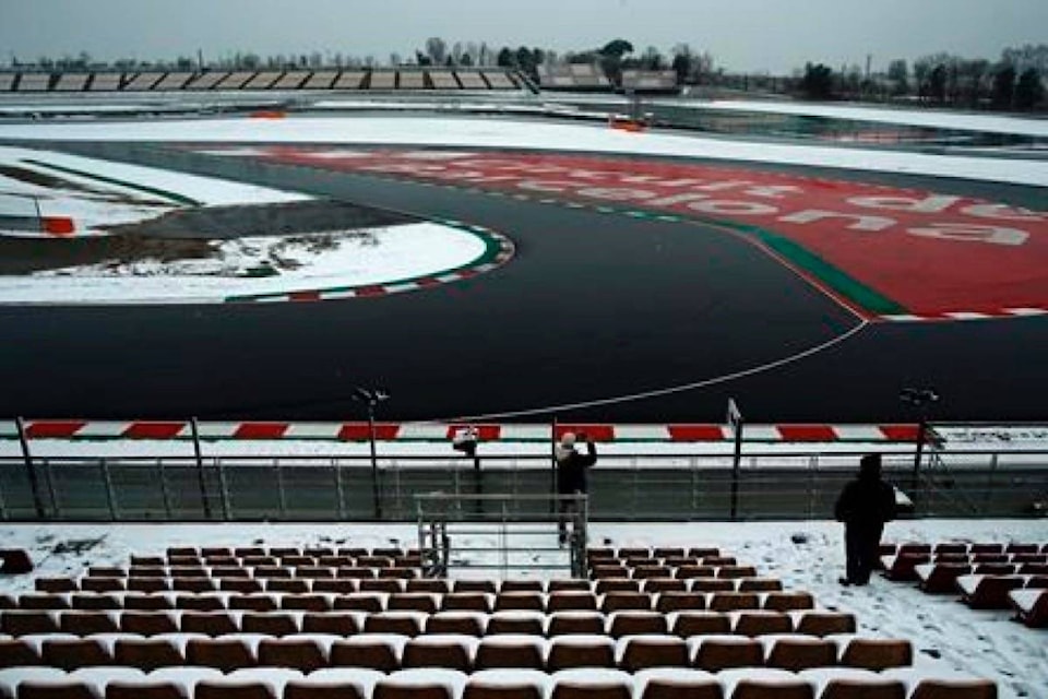 10812016_web1_180228-RDA-Snow-delays-start-of-3rd-day-of-Formula-1-testing-in-Spain_1