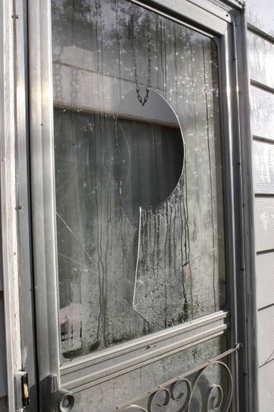 11765016_web1_storm-door-with-broken-glass-400x600-2