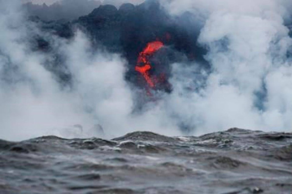 11984348_web1_180522-RDA-Hawaii-volcano-generates-toxic-gas-plume-called-laze_1