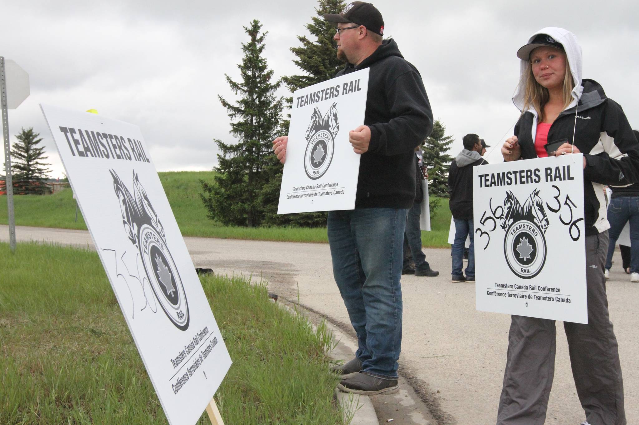 12105104_web1_CP-Rail-Strike-2