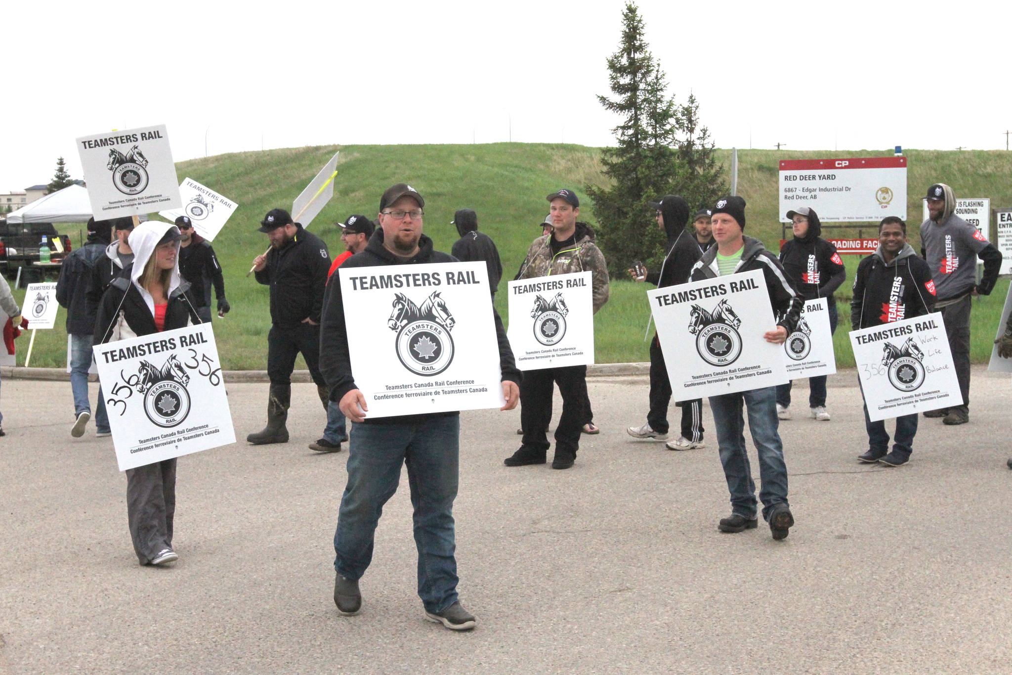 12105104_web1_CP-Rail-strike-1