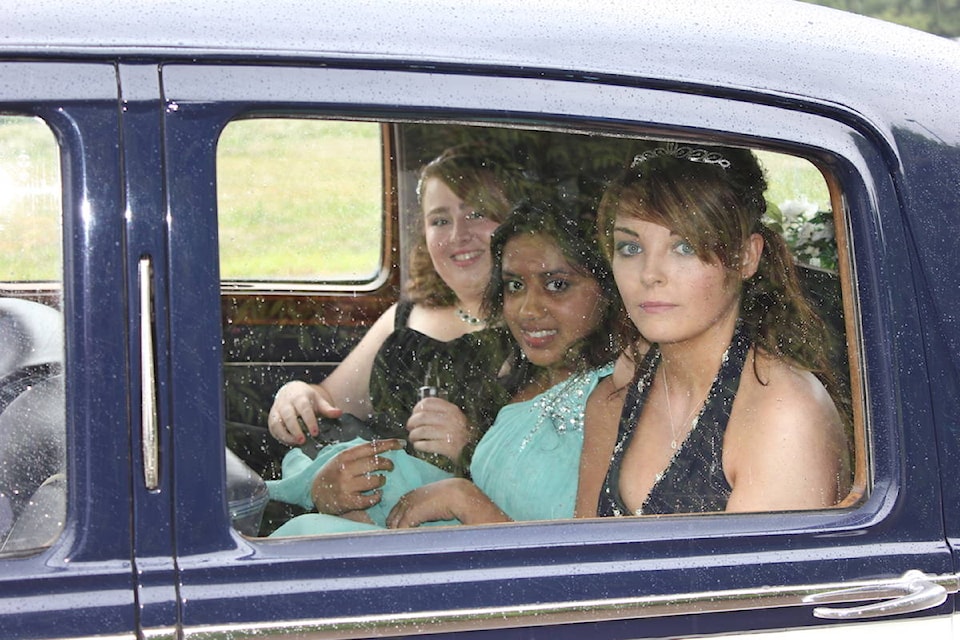 12973178_web1_people-car-rain-window-driving-vehicle-canon-smiling-vintage-car-family-prom-through-531475-2
