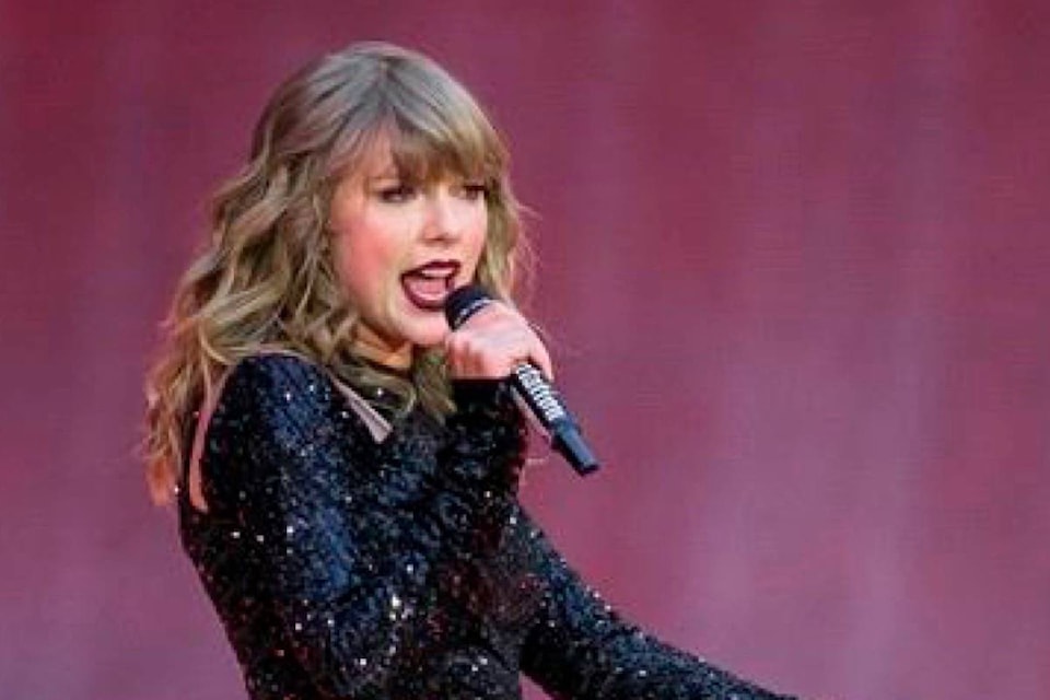 13901029_web1_181010-RDA-Taylor-Swift-wins-big-at-AMAs-and-encourages-fans-to-vote_2