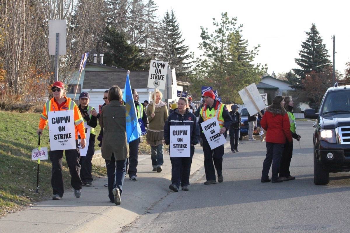 UPDATED Red Deer postal workers walk off the job Red Deer Advocate