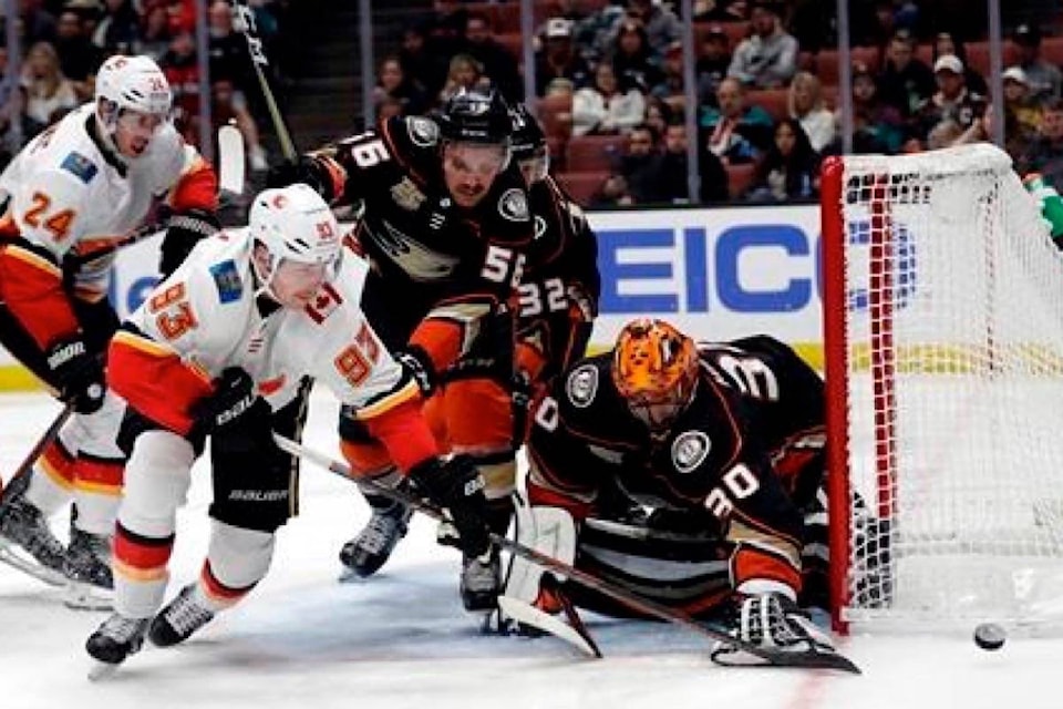 14318201_web1_181108-RDA-Getzlaf-leads-Ducks-to-3-2-victory-over-Flames_1