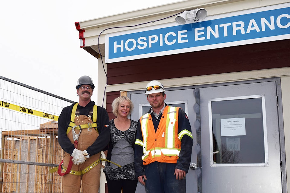 14386188_web1_Red-Deer-Hospice-Construction-workers-with-ED-copy