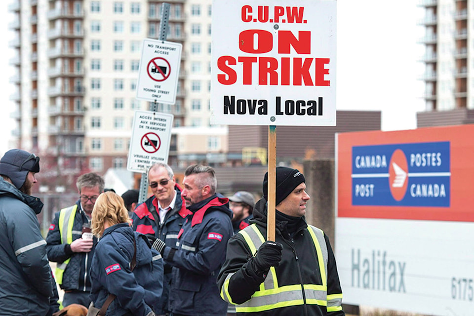 14735824_web1_181127-RDA-postal-strike