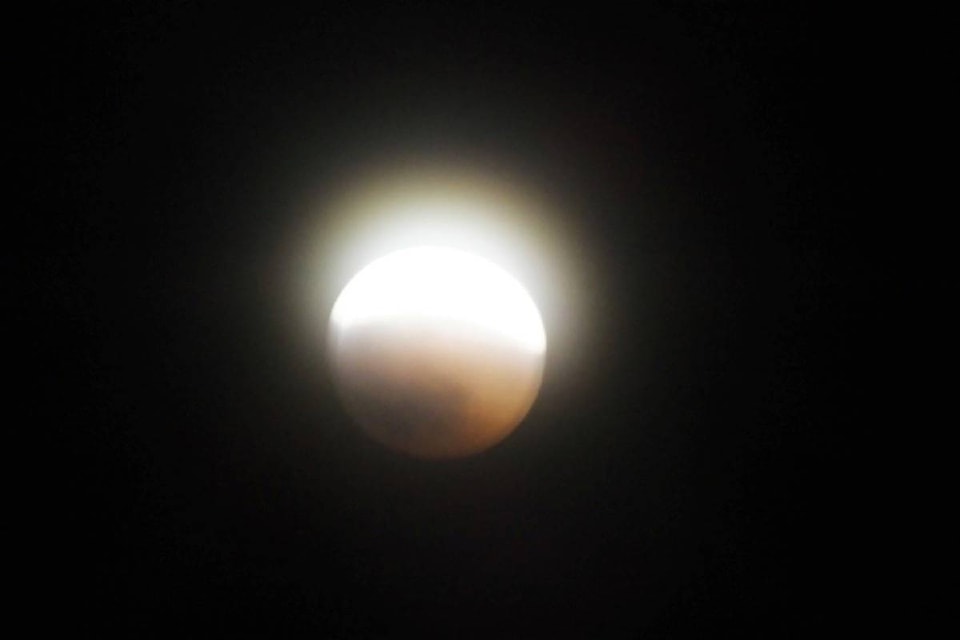 15209550_web1_190121-RDA-moon-eclipse-photo-from-public_1
