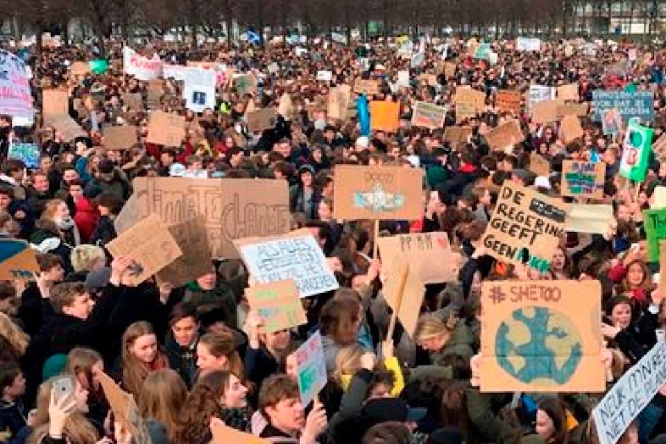 15457587_web1_190207-RDA-Dutch-students-march-for-better-climate-policies_1