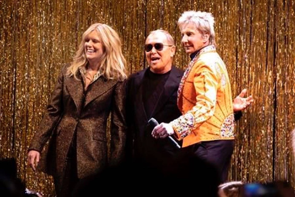 15555680_web1_190214-RDA-Michael-Kors-throws-a-70s-bash-with-Barry-Manilow-on-stage_1