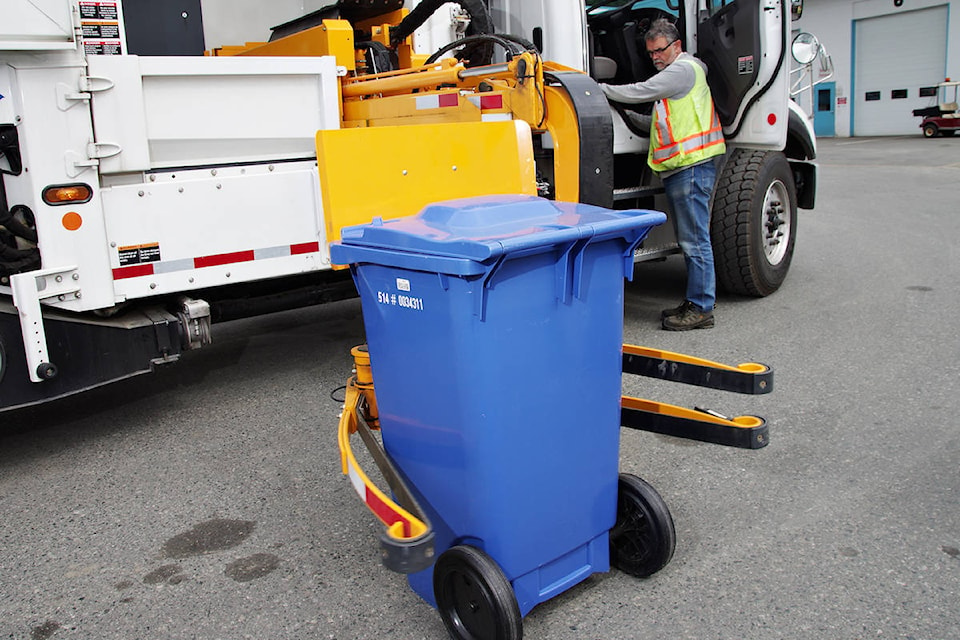 16861187_web1_Garbage-truck-bin---IMGP5278