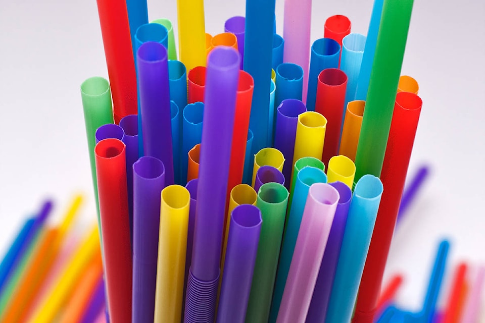 17214524_web1_Colorful_plastic_straws