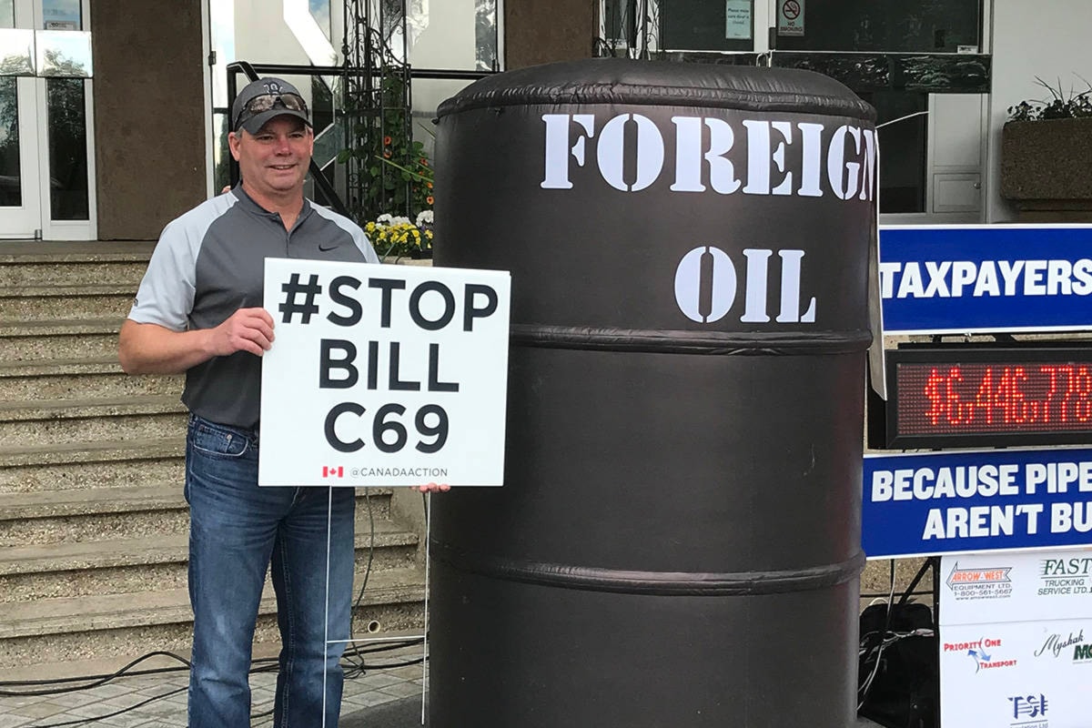 Propipelines rally draws crowd to City Hall Red Deer Advocate