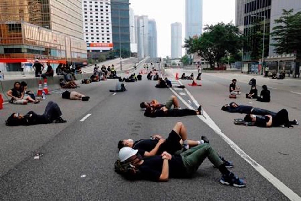 17313437_web1_190617-RDA-Protesters-demand-embattled-Hong-Kong-leader-resign_1
