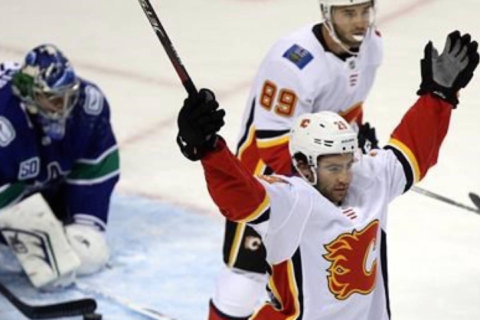 18675510_web1_190917-RDA-Flames-winger-Czarnik-notches-pair-in-exhibition-win-over-Canucks-in-B.C._1