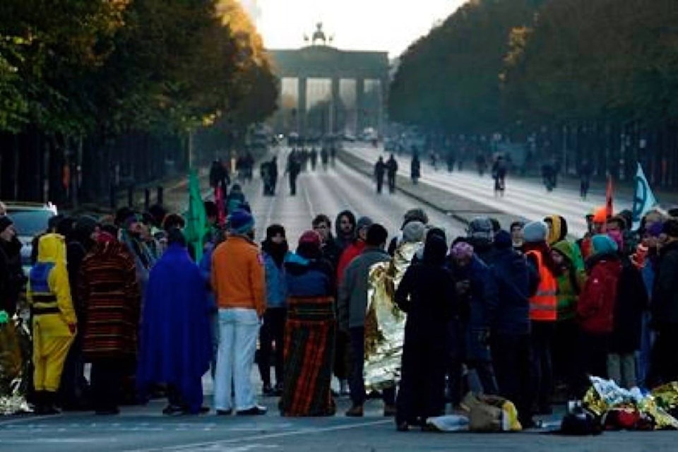 18835477_web1_191007-RDA-Climate-protests-block-roads-across-Europe-to-demand-action_1