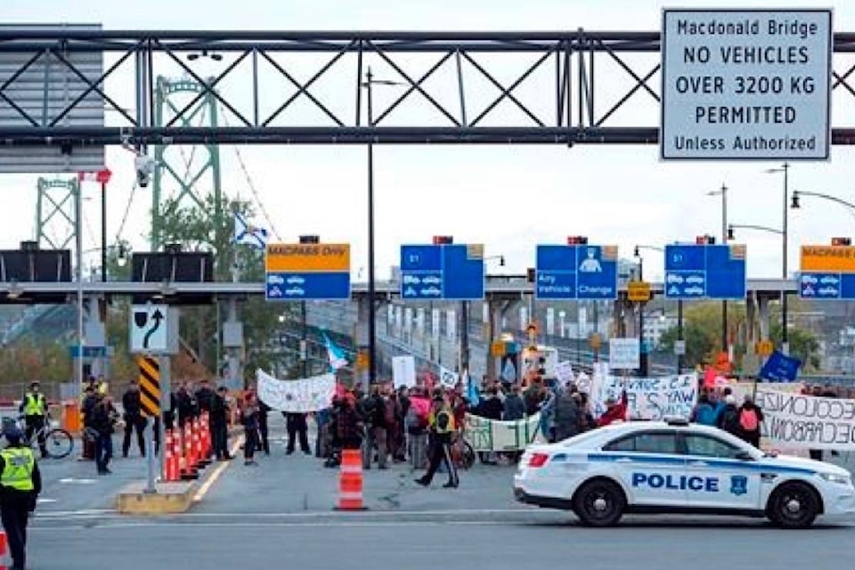 18839283_web1_191007-RDA-Climate-protesters-shut-down-bridges-in-Canadian-cities-as-part-of-global-action_1