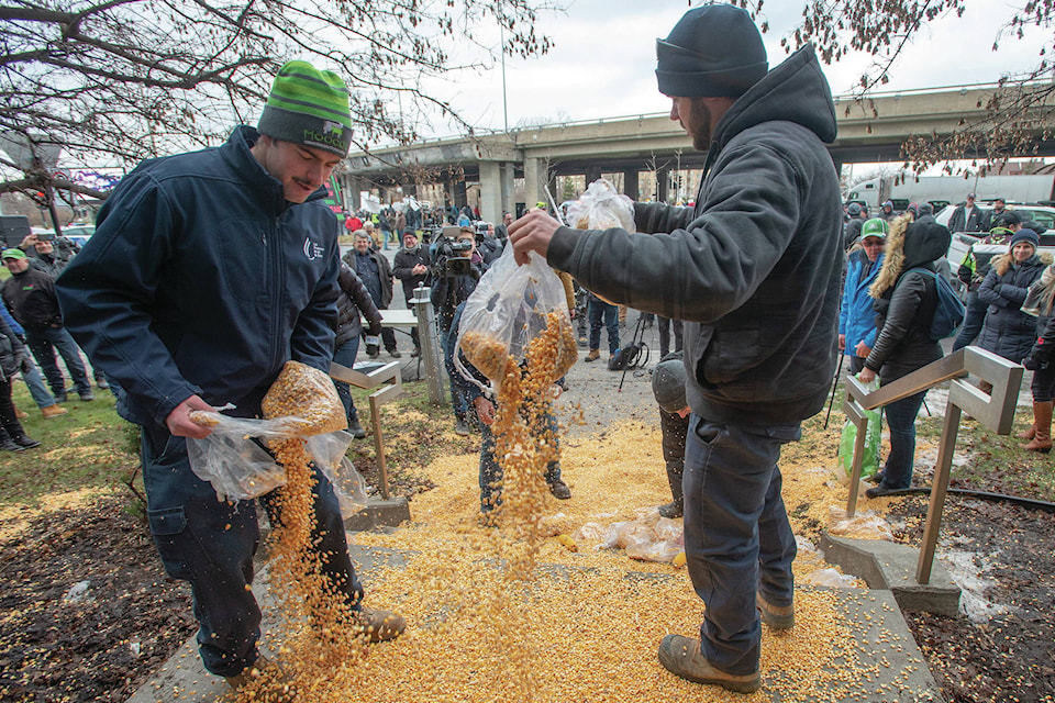 19530076_web1_191126-NEWRDA-corn-dump-CN-strike