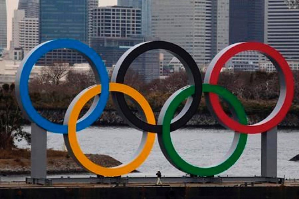 20186025_web1_200117-RDA-Olympic-rings-arrive-in-host-city-on-barge-into-Tokyo-Bay_1