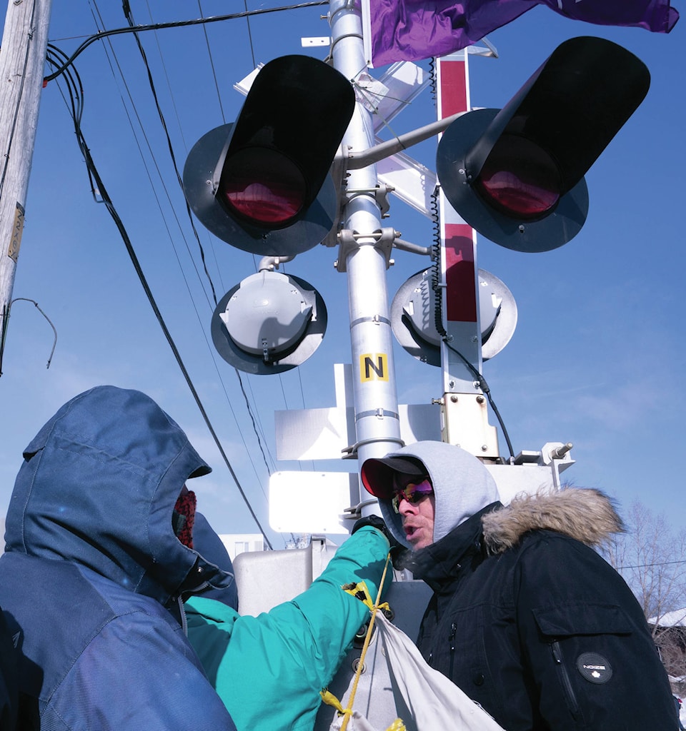 20649574_web1_200222-RDA-Trudeau-blockades_1