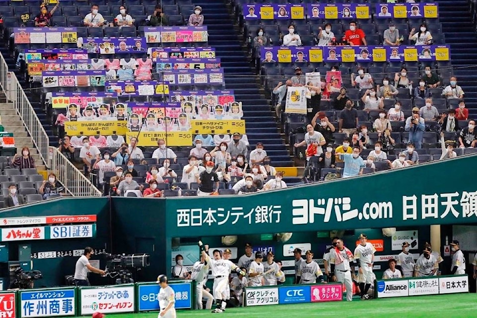 22093234_web1_200710-RDA-Baseball-is-back-in-Japan-and-so-are-fans-in-the-stadiums-baseball_1